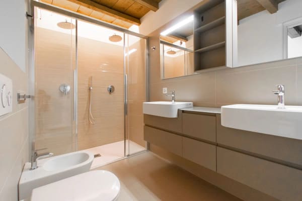 Immobilie in Cassina D'agno - AFFASCINANTE CASA DI NUCLEO CON TRAVI A VISTA E CAMINO - Bild 10