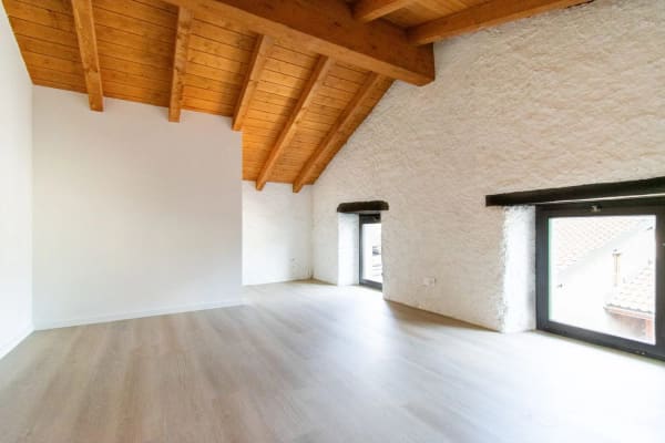 Immobilie in Cassina D'agno - AFFASCINANTE CASA DI NUCLEO CON TRAVI A VISTA E CAMINO - Bild 5