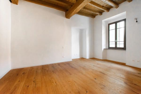 Immobilie in Cassina D'agno - AFFASCINANTE CASA DI NUCLEO CON TRAVI A VISTA E CAMINO - Bild 6