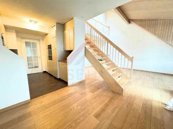 Immobilie in Schwerzenbach - GrosszÃ¼gige 4.5-Zimmer-Maisonettewohnung mit Galerie und CheminÃ©e in 8603 Schwerzenbach - Bild 1