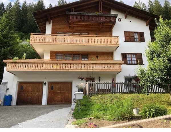 Immobilie in Trin Mulin - Süd-Balkon mit herrlicher Bergsicht: Gemütliches Dachgeschoss, Parkplatz inklusive, nah am Crestasee. Zweitwohnsitz möglich - Bild 0