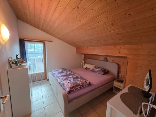 Immobilie in Trin Mulin - Süd-Balkon mit herrlicher Bergsicht: Gemütliches Dachgeschoss, Parkplatz inklusive, nah am Crestasee. Zweitwohnsitz möglich - Bild 5