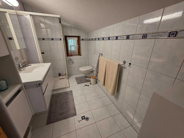 Immobilie in Trin Mulin - Süd-Balkon mit herrlicher Bergsicht: Gemütliches Dachgeschoss, Parkplatz inklusive, nah am Crestasee. Zweitwohnsitz möglich - Bild 6