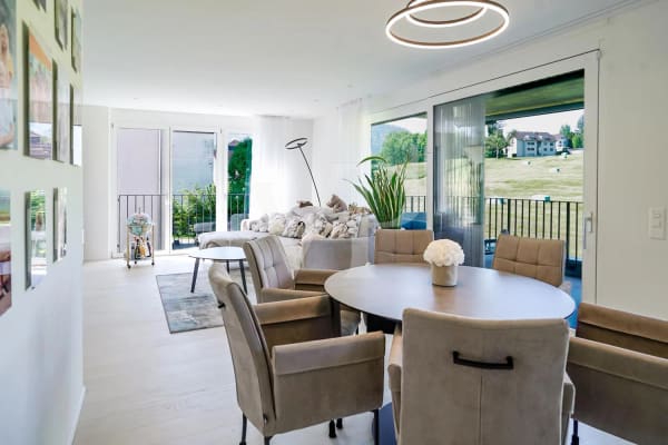 Immobilie in Tuggen - Helle 3.5 Zimmer Wohnung - ein Traum in Weiss und Creme - Bild 2