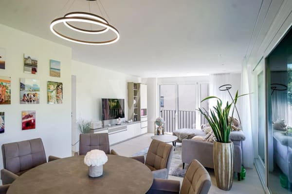 Immobilie in Tuggen - Helle 3.5 Zimmer Wohnung - ein Traum in Weiss und Creme - Bild 3