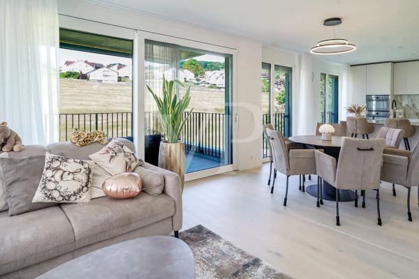 Immobilie in Tuggen - Helle 3.5 Zimmer Wohnung - ein Traum in Weiss und Creme - Bild 5