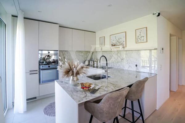 Immobilie in Tuggen - Helle 3.5 Zimmer Wohnung - ein Traum in Weiss und Creme - Bild 8