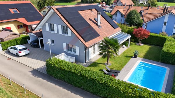 Immobilie in Hauterive Ne - Maison individuelle 5.5 pièces rénovée avec piscine, photovoltaïque et 4 places de parc - Bild 0