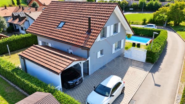 Immobilie in Hauterive Ne - Maison individuelle 5.5 pièces rénovée avec piscine, photovoltaïque et 4 places de parc - Bild 1