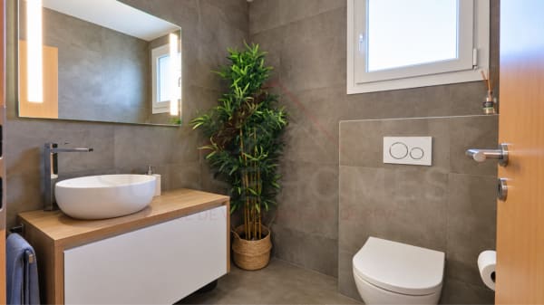 Immobilie in Hauterive Ne - Maison individuelle 5.5 pièces rénovée avec piscine, photovoltaïque et 4 places de parc - Bild 10