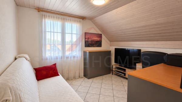 Immobilie in Hauterive Ne - Maison individuelle 5.5 pièces rénovée avec piscine, photovoltaïque et 4 places de parc - Bild 14