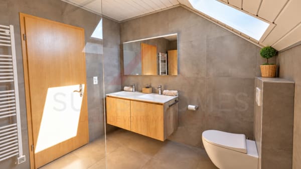 Immobilie in Hauterive Ne - Maison individuelle 5.5 pièces rénovée avec piscine, photovoltaïque et 4 places de parc - Bild 15