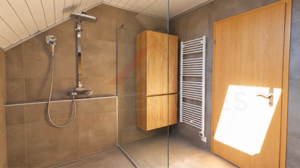 Immobilie in Hauterive Ne - Maison individuelle 5.5 pièces rénovée avec piscine, photovoltaïque et 4 places de parc - Bild 16
