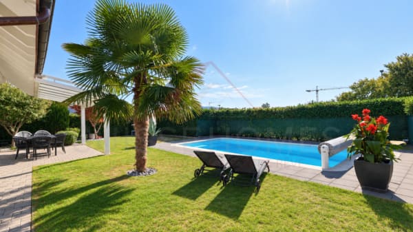 Immobilie in Hauterive Ne - Maison individuelle 5.5 pièces rénovée avec piscine, photovoltaïque et 4 places de parc - Bild 2