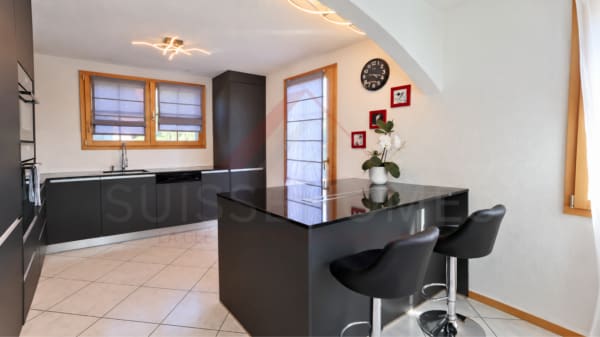Immobilie in Hauterive Ne - Maison individuelle 5.5 pièces rénovée avec piscine, photovoltaïque et 4 places de parc - Bild 8