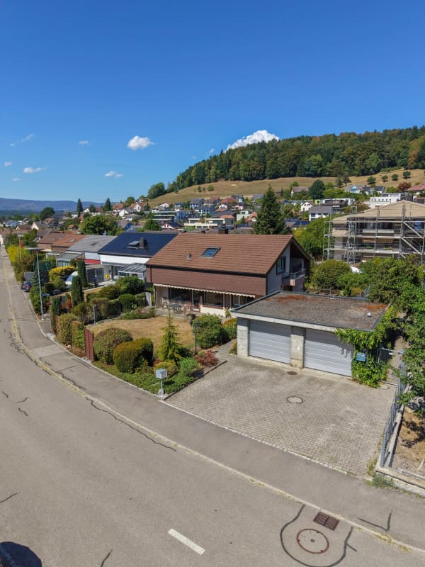 Immobilie in Muhen - 6.5-Zimmer-Einfamilienhaus an ruhiger Lage mit idealem Sonnenverlauf - Bild 0