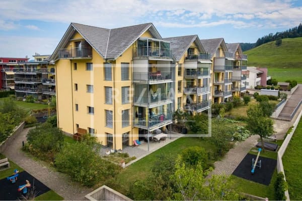 Immobilie in Einsiedeln - Edle 5.5-Zimmer-Dachwohnung mit 3 Balkonen und atemberaubendem Mythenblick in Einsiedeln zu kaufen! - Bild 0