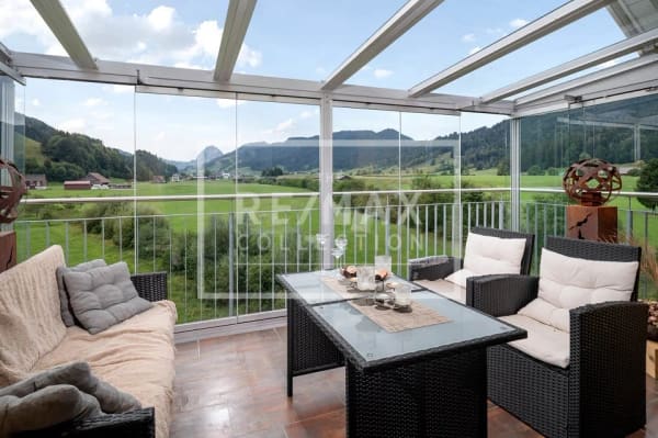 Immobilie in Einsiedeln - Edle 5.5-Zimmer-Dachwohnung mit 3 Balkonen und atemberaubendem Mythenblick in Einsiedeln zu kaufen! - Bild 1