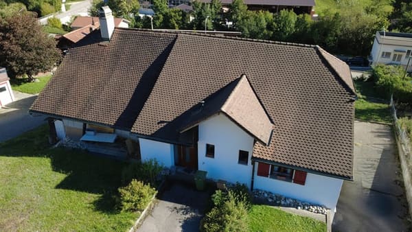 Immobilie in Eschert - Spacieuse maison familiale de 9.5 pièces à Eschert - Bild 1