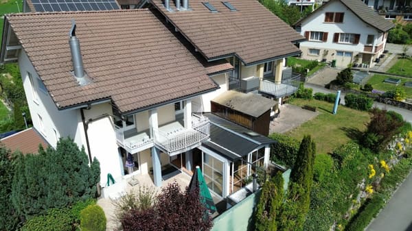 Immobilie in Uerkheim - GrosszÃ¼giges 6.5 Zimmer Doppeleinfamilienhaus mit Wintergarten - Bild 0