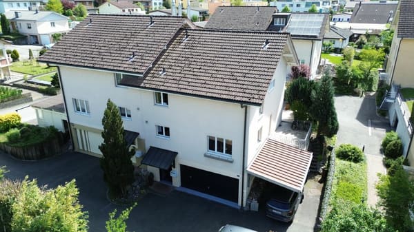 Immobilie in Uerkheim - GrosszÃ¼giges 6.5 Zimmer Doppeleinfamilienhaus mit Wintergarten - Bild 1