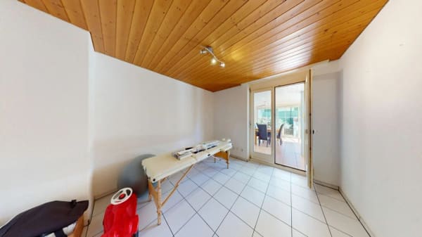 Immobilie in Uerkheim - GrosszÃ¼giges 6.5 Zimmer Doppeleinfamilienhaus mit Wintergarten - Bild 9