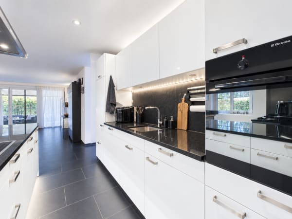 Immobilie in Laupen Zh - Sonniges Wohnen mit Weitblick und 50m² private Terrasse - Bild 4