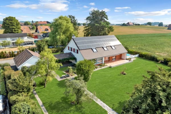 Immobilie in Frauenkappelen - Grosszügiges Wohnen mit unverbaubarem Weitblick - Familienresidenz mit Pool in Frauenkappelen - Bild 0