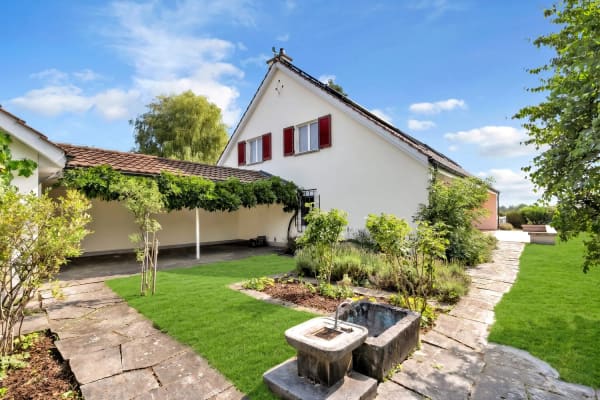 Immobilie in Frauenkappelen - Grosszügiges Wohnen mit unverbaubarem Weitblick - Familienresidenz mit Pool in Frauenkappelen - Bild 1