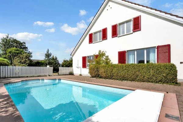 Immobilie in Frauenkappelen - Grosszügiges Wohnen mit unverbaubarem Weitblick - Familienresidenz mit Pool in Frauenkappelen - Bild 2