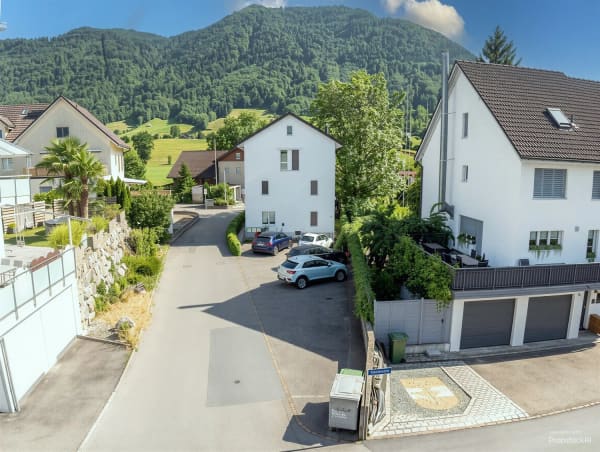 Immobilie in Siebnen - Solides Mehrfamilienhaus mit drei Wohneinheiten, ideal für Investoren - Bild 1