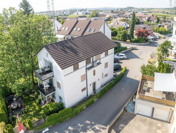 Immobilie in Siebnen - Solides Mehrfamilienhaus mit drei Wohneinheiten, ideal für Investoren - Bild 2