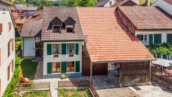 Immobilie in Tenniken - Dorf Idylle, Zentral, viel Potenzial und mit 2.5 Zimmer Einliegerwohnung (Generationenhaus) - Bild 1