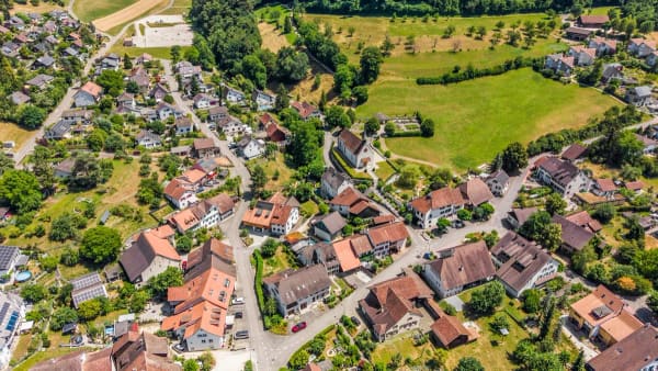 Immobilie in Tenniken - Dorf Idylle, Zentral, viel Potenzial und mit 2.5 Zimmer Einliegerwohnung (Generationenhaus) - Bild 2