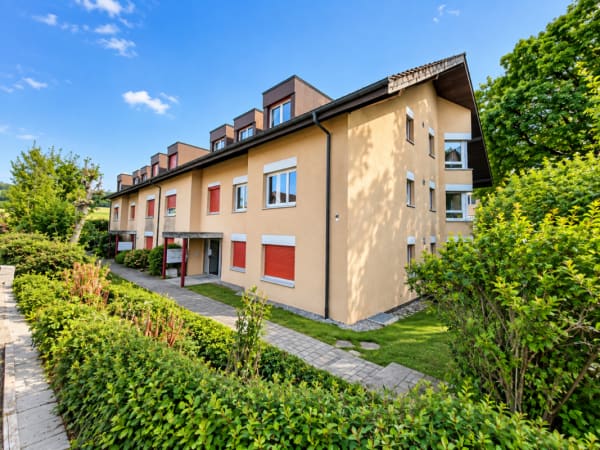 Immobilie in Bösingen - Appartement de 3.5 pces au rez-de-chaussée avec terrasse et pelouse / 3.5-Zimmer-Wohnung im Erdgeschoss mit Terrasse und Rasen Bösingen - Bild 1