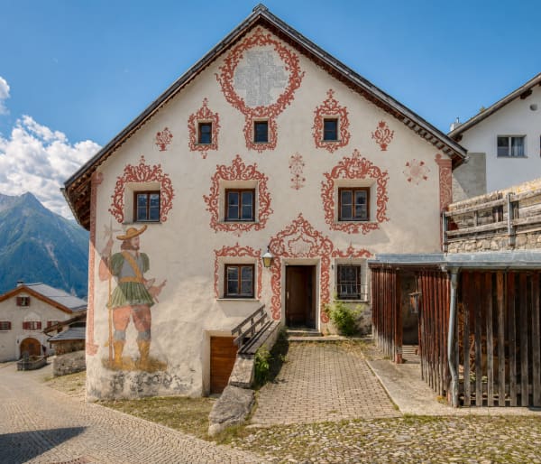 Immobilie in Tschlin - Alpine Idylle in Tschlin: GrosszÃ¼giges Engadinerhaus mit Stall - Bild 0