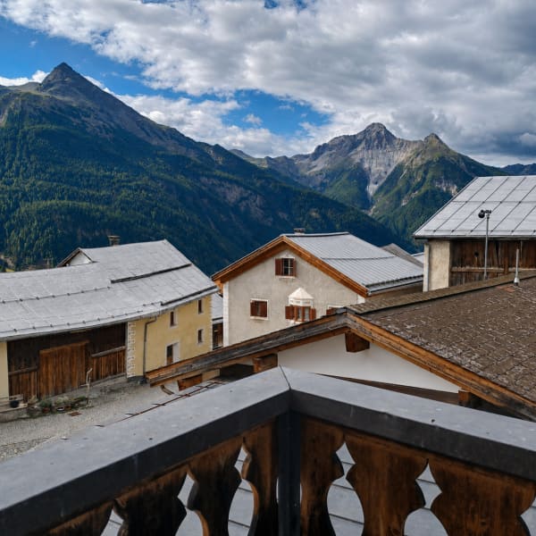 Immobilie in Tschlin - Alpine Idylle in Tschlin: GrosszÃ¼giges Engadinerhaus mit Stall - Bild 2