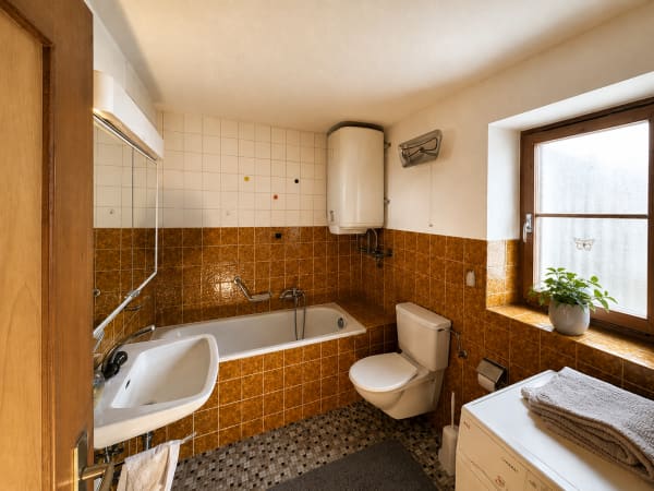 Immobilie in Tschlin - Alpine Idylle in Tschlin: GrosszÃ¼giges Engadinerhaus mit Stall - Bild 6