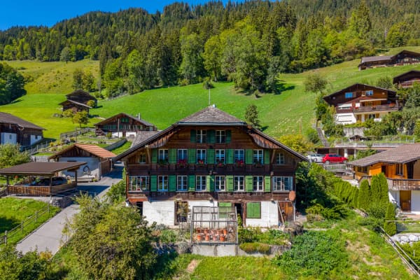 Immobilie in Zweisimmen - Simmentaler Bauernhaus mit zwei Wohnungen und freier  Bergsicht - Bild 0