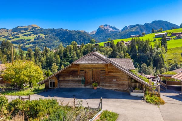 Immobilie in Zweisimmen - Simmentaler Bauernhaus mit zwei Wohnungen und freier  Bergsicht - Bild 1