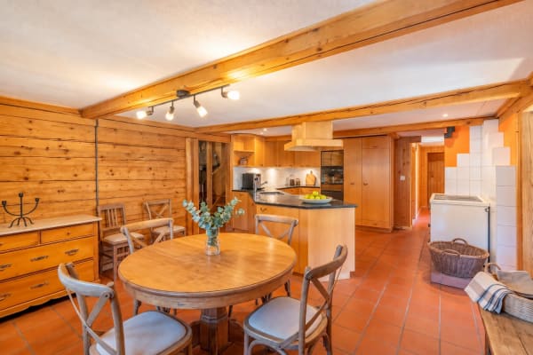 Immobilie in Zweisimmen - Simmentaler Bauernhaus mit zwei Wohnungen und freier  Bergsicht - Bild 3