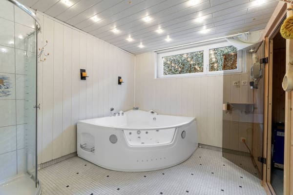 Immobilie in Wittinsburg - Freistehendes EFH mit Swimmingpool, Sauna, Hobbyraum und grosser Garage! - Bild 7