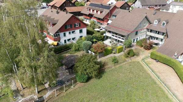 Immobilie in Hettlingen - Charmante 3.5-Zimmer-Dachwohnung mit grosszÃ¼gigem Gartenbereich - Bild 1