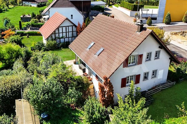 Immobilie in Wiedlisbach - 5Â½ Zimmer Einfamilienhaus mit Garage, Stall und GewÃ¶lbekeller  mit Erweiterungspotenzial - Bild 0