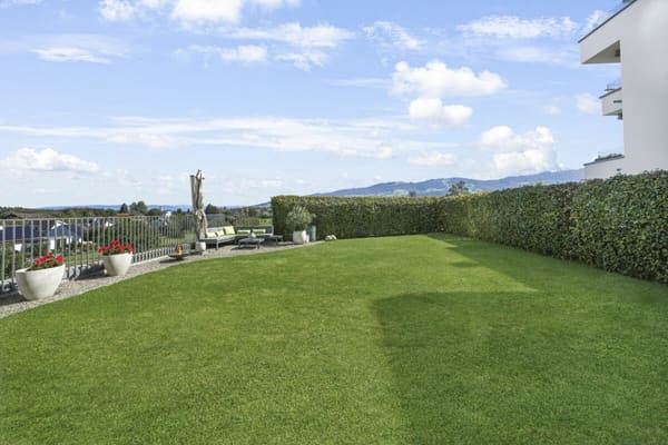 Immobilie in Tübach - Selten in Tübach - 4.5 Zimmer-Whg. mit 220m² Garten, privater Waschküche & Bodenseeblick - Bild 2
