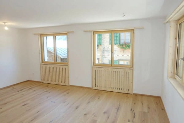 Immobilie in Luven - Zweifamilienhaus mit zwei 4Â½-Zimmer-Wohnungen, Wohnung Nr. 1 - Bild 1