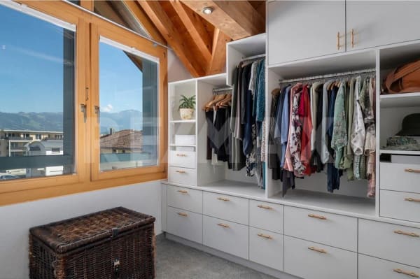 Immobilie in Tuggen - Besonderes Wohngefühl mitten in Tuggen! Grosse 3.5-Zimmer-Dachwohnung mit Galerie zu kaufen - Bild 10