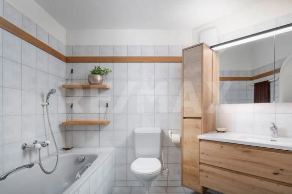 Immobilie in Tuggen - Besonderes Wohngefühl mitten in Tuggen! Grosse 3.5-Zimmer-Dachwohnung mit Galerie zu kaufen - Bild 11