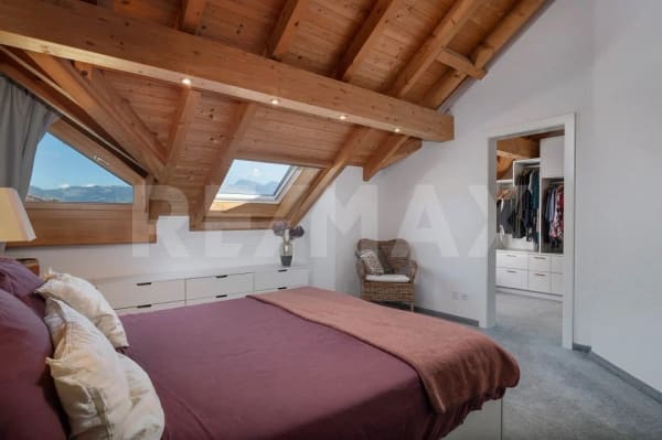 Immobilie in Tuggen - Besonderes Wohngefühl mitten in Tuggen! Grosse 3.5-Zimmer-Dachwohnung mit Galerie zu kaufen - Bild 9