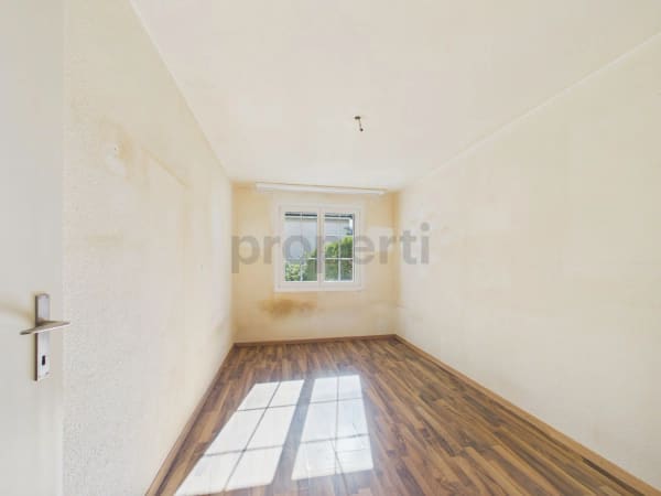 Immobilie in Oberglatt Zh - Gemütliche 3.5-Zimmer-Gartenwohnung mit Kamin und Gestaltungspotenzial - Bild 9